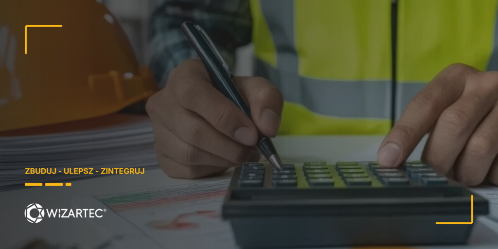 Pracownik w kamizelce odblaskowej, z długopisem w ręku, oblicza koszty na kalkulatorze w ramach budżetowania budowy instalacji technologicznej. W tle kask ochronny i dokumenty.