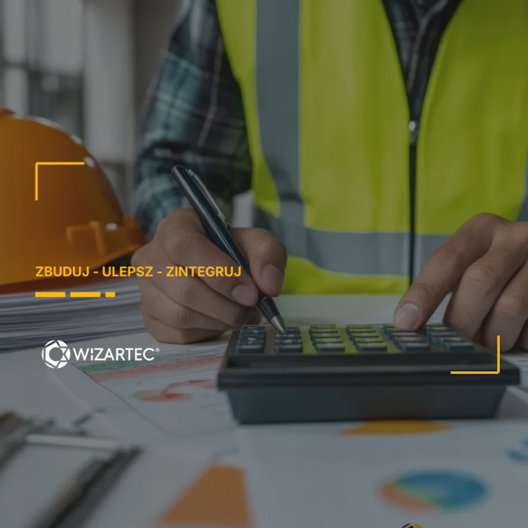 Pracownik w kamizelce odblaskowej, z długopisem w ręku, oblicza koszty na kalkulatorze w ramach budżetowania budowy instalacji technologicznej. W tle kask ochronny i dokumenty.