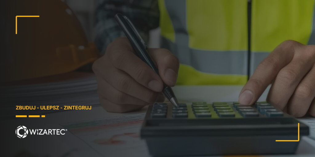 Pracownik w kamizelce odblaskowej, z długopisem w ręku, oblicza koszty na kalkulatorze w ramach budżetowania budowy instalacji technologicznej. W tle kask ochronny i dokumenty.