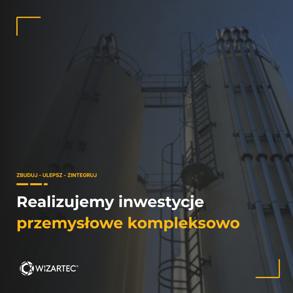 Widok od dołu na dwa wysokie, białe silosy przemysłowe połączone pomostem, z pionowymi rurociągami i drabiną z koszem ochronnym na tle nieba. Na przyciemnionym zdjęciu żółty napis „Zbuduj – ulepsz – zintegruj” oraz logo WiZARTEC.